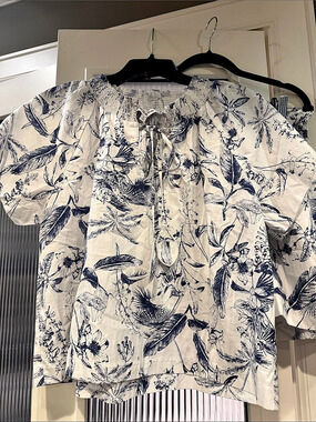 En Saison Floral Short Sleeve Top in White & Blue Size large New w/o tags